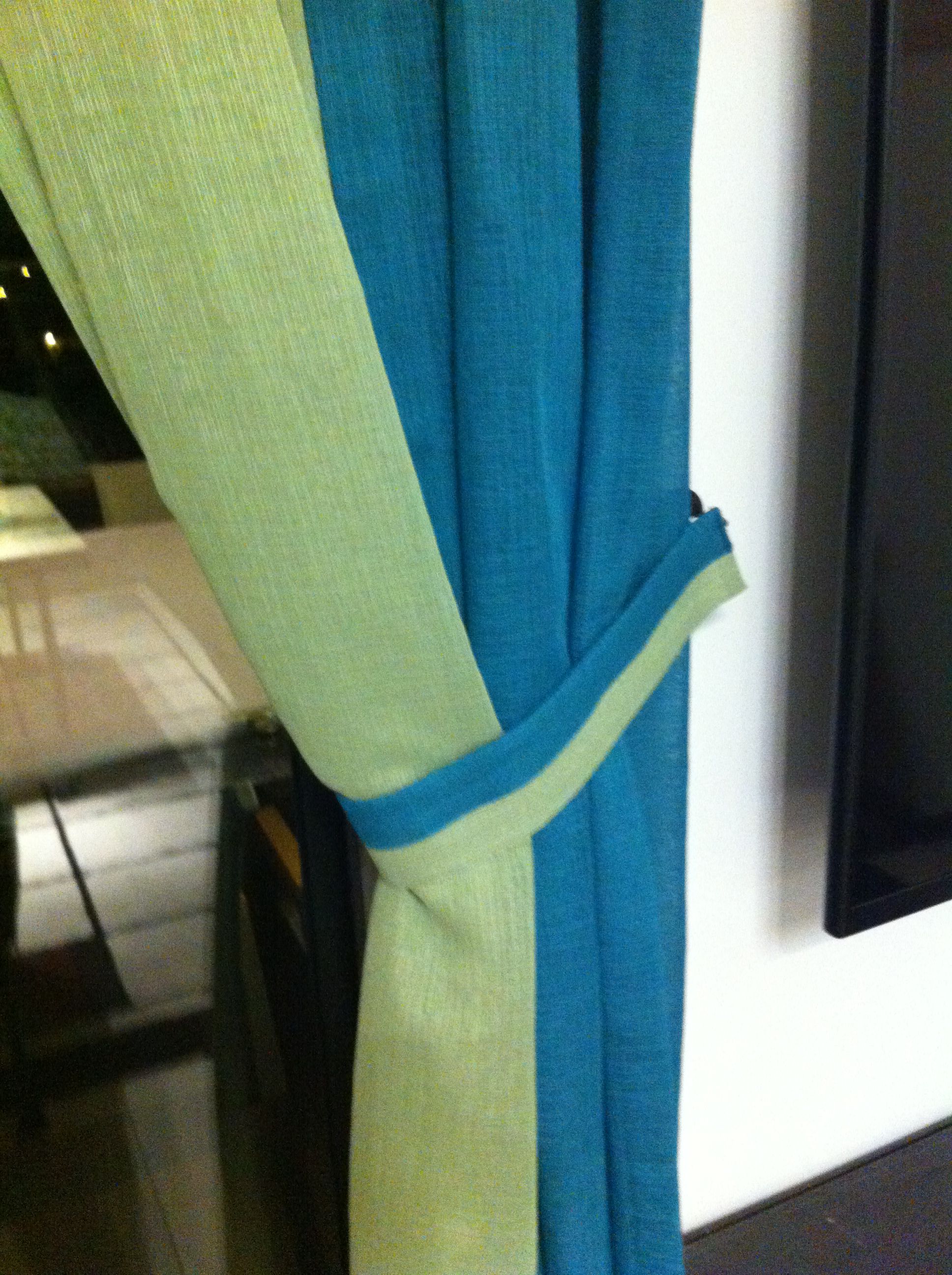 Curtain and tie-back in 2 colors