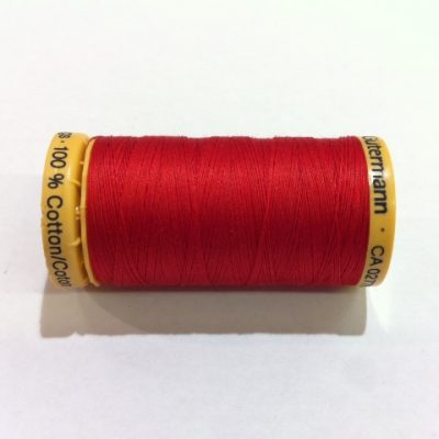 חוט כותנה גוטרמן למכונת התפירה בצבע אדום שני מספר 2074