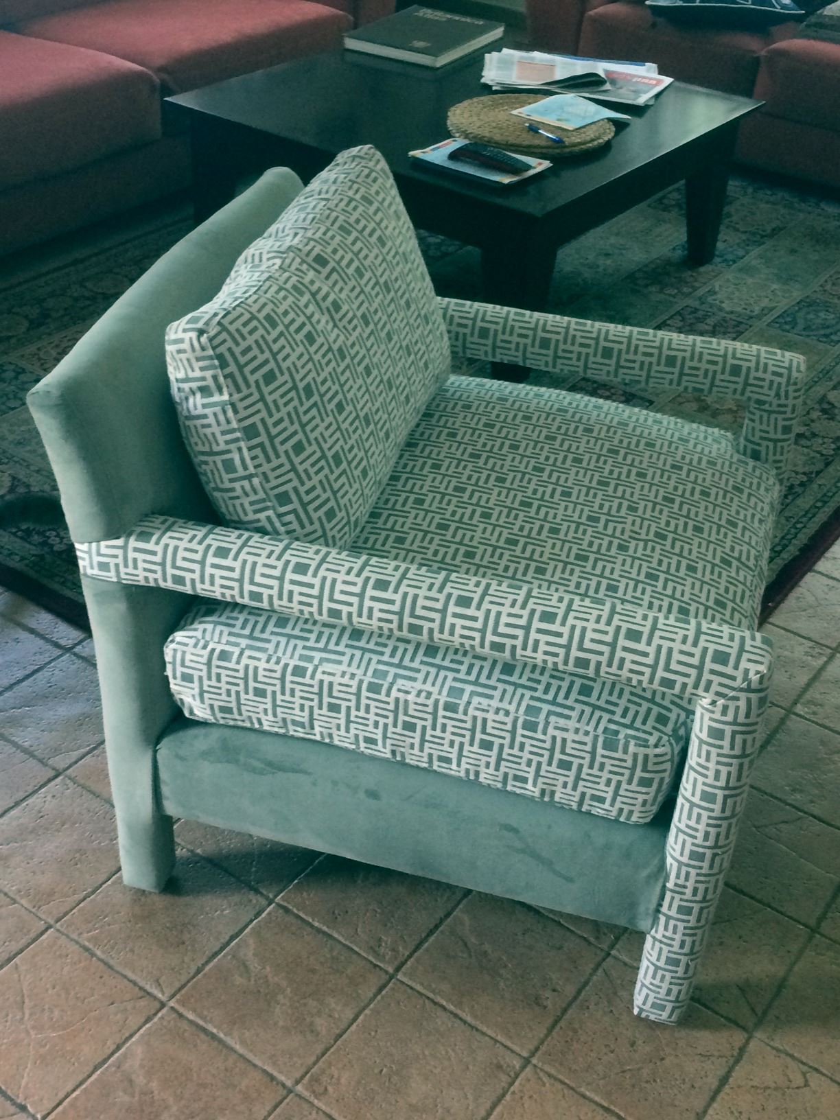 כורסא המשלבת בד בדוגמא גאומטרית עם בד חלק באותו צבע
