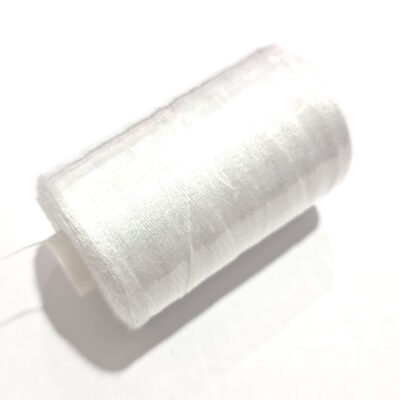חוט תפירה סינתטי בצבע לבן