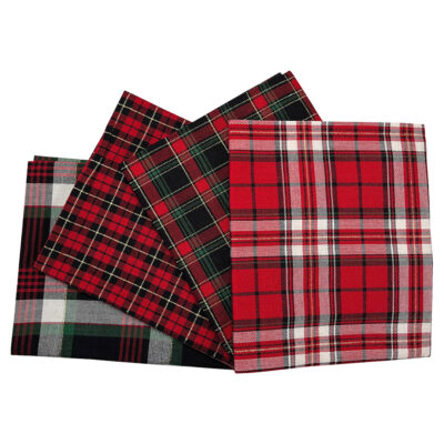 מקבץ רבעי בדים בגודל 45 על 55 ס"מ. בדי כותנה בגווני אדום, שחור וירוק בעיצוב ריבועים סקוטים