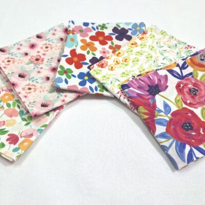 חבילה של חמישה בדי כותנה בגודל 45 על 55 ס"מ הדפס פרחים צבעוניים על רקע לבן