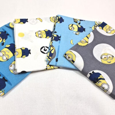 מקבץ של ארבעה בדי כותנה בגודל 45 על 55 ס"מ הדפס מיניונים בגווני כחול