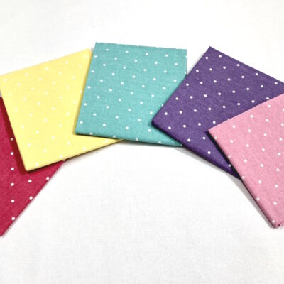 חבילה של חמישה בדי כותנה בגודל 45 על 55 ס"מ הדפס נקודות לבנות על רקע אדום, צהוב, ירוק, ורוד וסגול