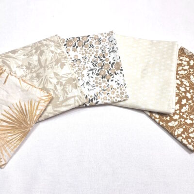 חבילה של חמישה בדי כותנה בגודל 45 על 55 ס"מ הדפס עלים ופרחים בגווני שמנת