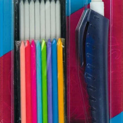 סט של 16 גירים צבעוניים ולבנים, מגיעים עם עפרון מכני למילוי חוזר ומחדד בגודל, מיועד לסימון על בדים