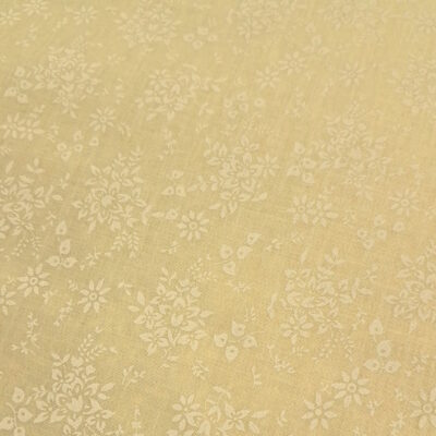 בד 100% כותנה ברוחב 1.10 מטר בצבע בז' חול, הדפס פרחים בלבן