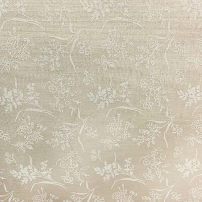 בד 100% כותנה רוחב 1.10 מטר בצבע שמנת, הדפס פרחים וגבעולים בלבן