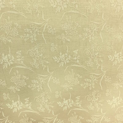 בד 100% כותנה רוחב 1.10 מטר בצבע שמנת, הדפס פרחים וגבעולים בלבן