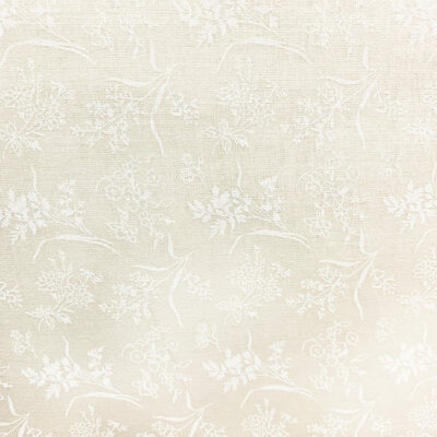בד 100% כותנה רוחב 1.10 מטר בצבע שמנת, הדפס פרחים וגבעולים בלבן