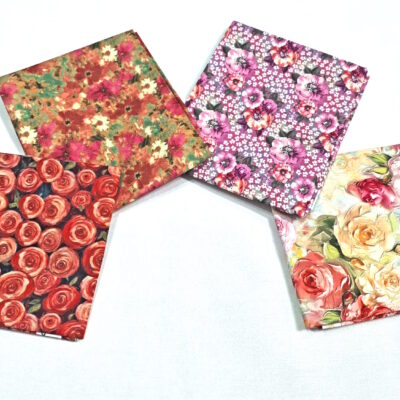 מקבץ של רביעיית בדי כותנה בגודל 45 על 55 ס"מ, הדפס פרחוני בגווני אדום ורוד.