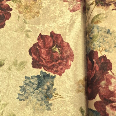 בד קטיפה פרחונית למפת שולחן, פרחים גדולים על רקע שמנת
