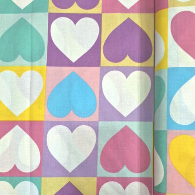 אריג כותנה רחב הדפס לבבות צבעוניים על רקע משבצות בגודל 8 ס"מ