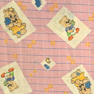 אריג 100% כותנה בצבע ורוד, הדפס גדול של דובונים על רקע של משבצות